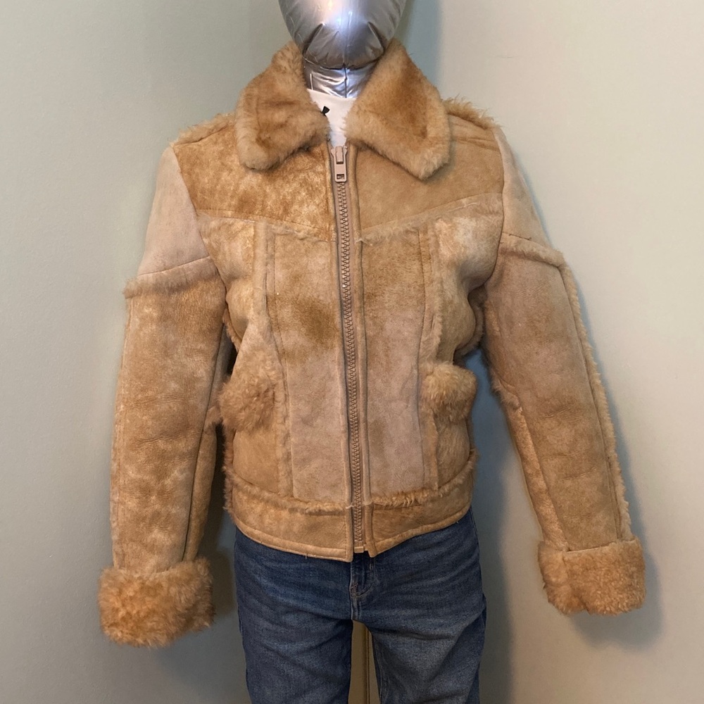 Women's Tan Shearling Zip-Up Jacket with Plush Collar - Picture 5 of 15